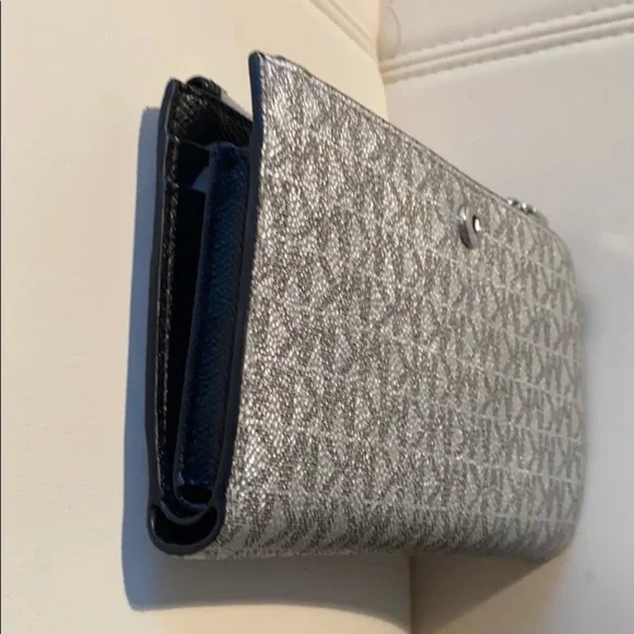 Michael Kors wallet/wristlet silver New logo - Picture 2 of 3